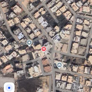 مبنى من طابقين وملحق شقق مفصوله