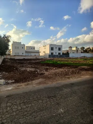 أرض مميزة للبيع في إسكان الصيادلة – موقع استثنائي قرب طريق المطار