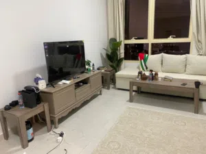 طاولات مع وتلفزيون للبيع في ابوظبي جديد لم يستخدم سوا 4 شهور موجود في ابوظبي