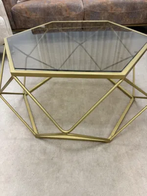 طاولة وسط مع طاولات جانبيات بحالة الجديد للبيع