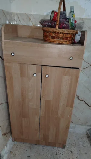 خزانة احذية بحالة ممتازة