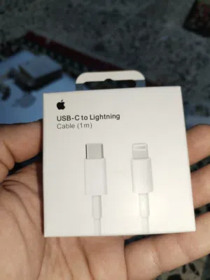 Apple USB-C to Lightning Cable بطول 1 متر.