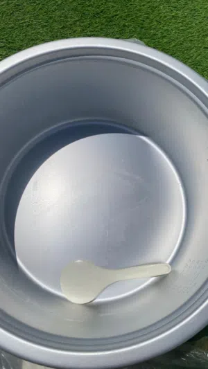 للبيع قدر طبخ كهربائي كبير (8 لتر تقريباً)