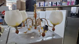 ثريا خماسيه مكسور فيها ثنتين وثلاثه شغالات بحاله جيده جدا