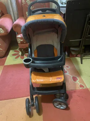 عربة أطفال من شركة Juniors بحالة ممتازة