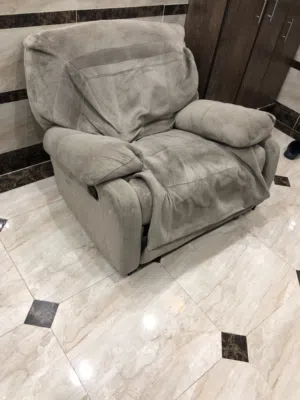 كنبة ريكلاينر حاله جيده الحديد فالت من الخشب بدها صيانة السعر قابل للتفاوض