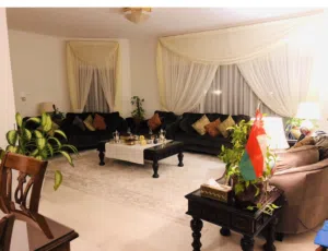 كنب للبيع عبارة عن طاقمين مع الطاولات