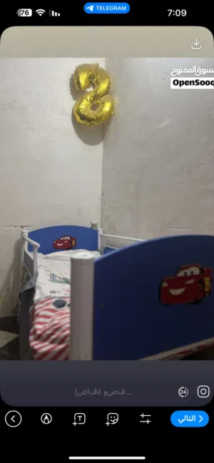 سرير أطفال مع مندر