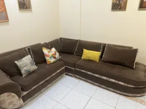 ركنه بني اللون للبيع الحاله جيده