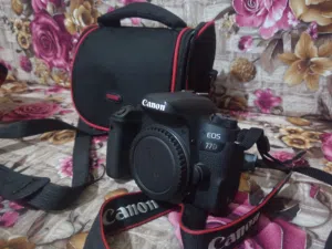 كاميرا كانون 77d مع أغراضها وعدسة 18_135 mm وعدسة هدية 18_55