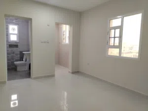 غرفة مع حمام ومطبخ-مستقله في الدور الثالث...