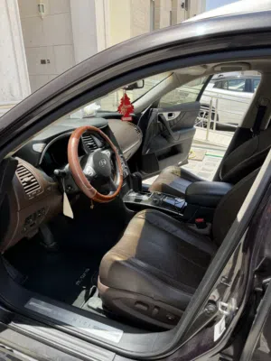 سيارة إنفينيتي QX70 2014 فل كامل بجنوط وأنوار زينون، حالة ممتازة