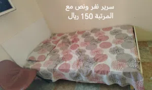 سراير ومراتب وطاولة مكتب مع كرسي دوار ، وفرشة و4 كراسي قواعد حديد للبيع