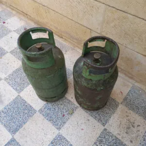 جرتين غاز فارغة
