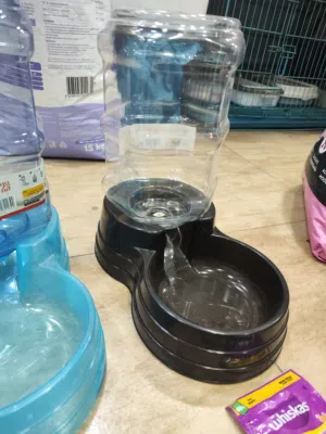 حاضنة الطعام وحاضنه ماء 6 لتر بالاضافه الى 2 تريت ويسكاس  بريطاني  مميز ومقص اظافر