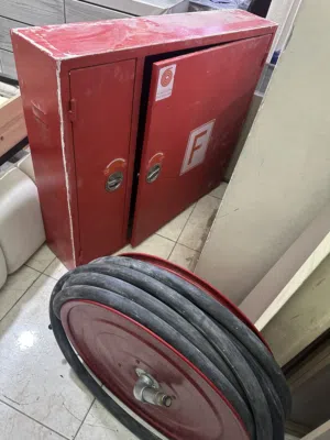 كبينة حريق مع خرطوم وبكرة