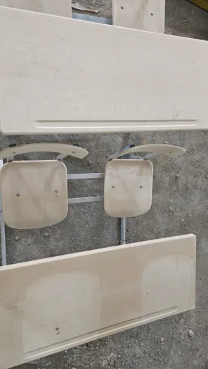 للبيع طاولات وكراسي مدرسية مستعملة بحالة جيدة جدًا، مناسبة للمدارس، المعاهد، الحضانات، أو مراكز التد