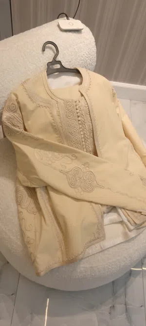 زبون نص يد ملبوس مره مقاس 2ويلبس حت3