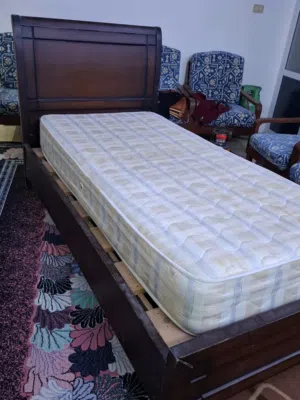 غرفه نوم بحاله ممتازه خزانه + تختين + فرشات