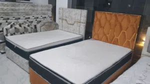 سرير غرف نوم مع مرتبه طبيه