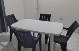 طاولة كبيرة مع 4 كراسي