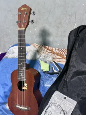 كيتار يوكليلي ايبنيز اصلي خشب نظيف مع جنطة و كابو و اوتار اضافية و ريشukulele ibnez UKS10 و بيه مجال