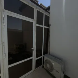 مظلة شبيه لمجلس زجاجي مكيف