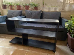 طاولة تلفزيون خشب بحالة جيدة جدا