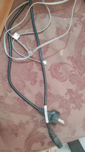 شاشة لابتوب + كيبورد لابتوب +بور بانك + جهاز تسعير + بوردات خردة هواتف