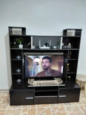 طاولة تلفزيون و رفوف للديكور