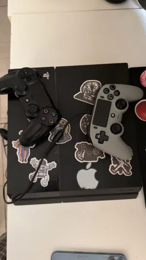 Ps4 للبيع حالتو ممتاز
