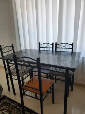 طاولة طعام 4 كراسي السعر 40 الف عملة قديم