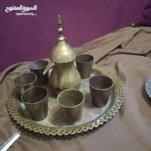 الرجاء قراءه الاعلان قبل الاتصال طقم شاي مع  فناجين وطقم دله قهوه مع فناجين نحاس نحاس