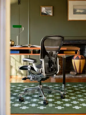 مطلوب كرسي هيرمان ميلر Herman Miller