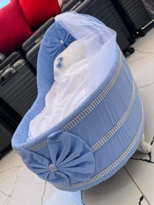 سرير اطفال مميز ملمس مخمل