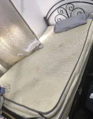 سرير حديد مع مرتبه طبيه