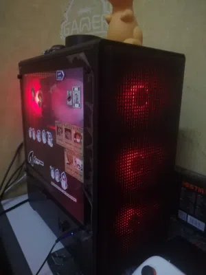 Pc قيمنق مستعمل 6 شهور فقط ما يشكي من شي ما فيه توصيل فقط في  العين  لا تتصل ولا ترسل في واتس اب