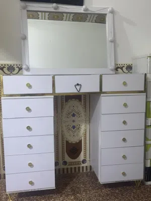 ميز تواليت مع الاناره للبيع بسعر مناسب