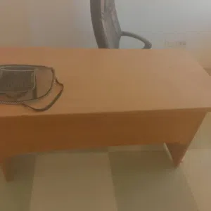للبيع أثاث مكتبي بحالة جيدة