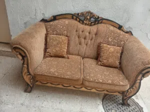 طقم كنب للبيع بحاله الوكاله تسع مقاعد بحاله جيده جدا  طقم كنبايات مخمل بحاله جيده جدا تسع مقاعد