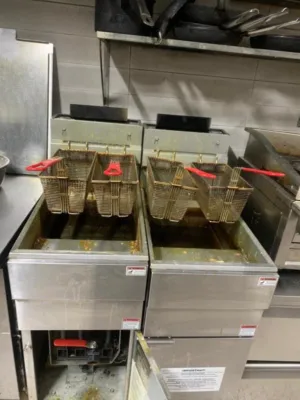 عدة مطعم كاملة مستعملة بحالة جديدة جداً استخدام اشهر فقط متوفر ايضاً تلاجات و فريزرات كبيرة