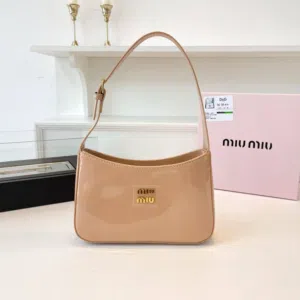 Miu miu الوان الموسم   حجمها العملي يسمح بحمل أغراضك الأساسية بسهولة، مع الحفاظ على شكل أنيق وخفيف