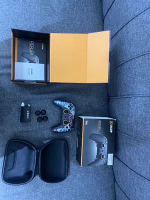 يدة scuf للقيمرز مع كل مستلزماتها يجي معاها بوكس و شنطة صغيره حقت اليدة و اربع قيور للتبديل