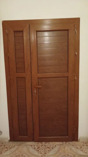 باب بي في سي طوله 205 متر  وعرضه 123 بحاله ممتازه واستعمال بسيط