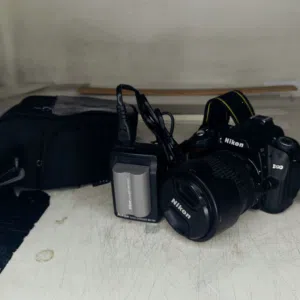 كاميرا احترافية Nikon D90 مع حقيبة وعدسة و بطارية متكاملة