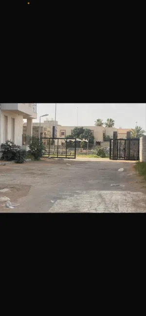شقة نص تشطيب في حي راقي في غوط الشعال الدور التاني
