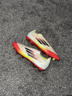 جوتي كوره اديداس اوريجينال اصلي بحاله جديده بسعر نار مقاس 43 قابل للتفاوض football shoes original