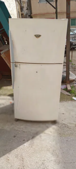 ثلاجه حجم كبير نوع شارب بحاله جيده شغاله 100%