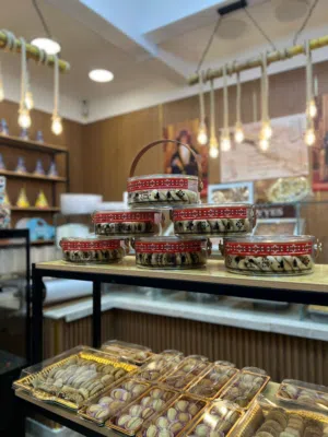 متوفر لنا جميع الحلويات الشرقيه للمحلات والمخابز بلجملة