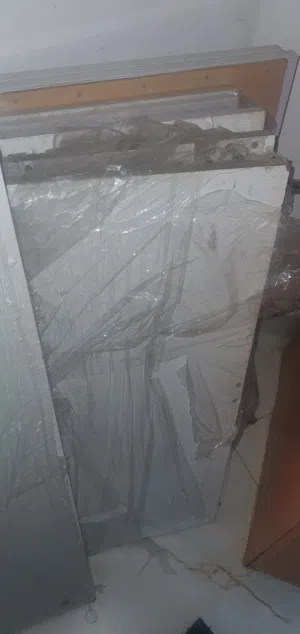 خشب خزانه  ابيض غلوسي مستعمل قيلا